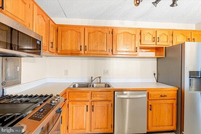 Building Photo - 1745 Edgewood Hill Cir