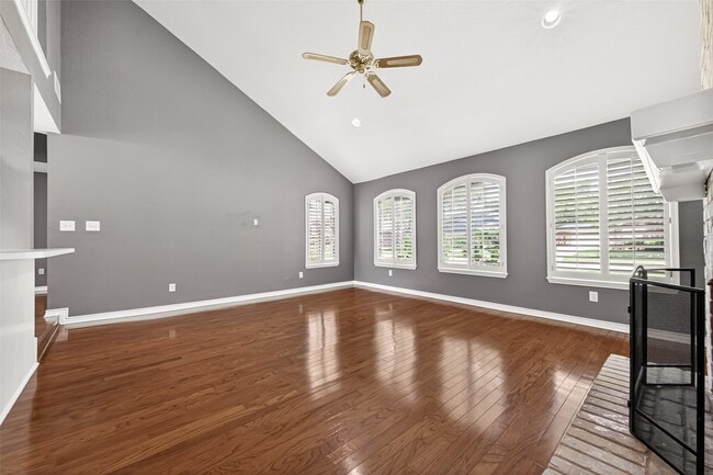 Building Photo - 4003 W Valley Dr