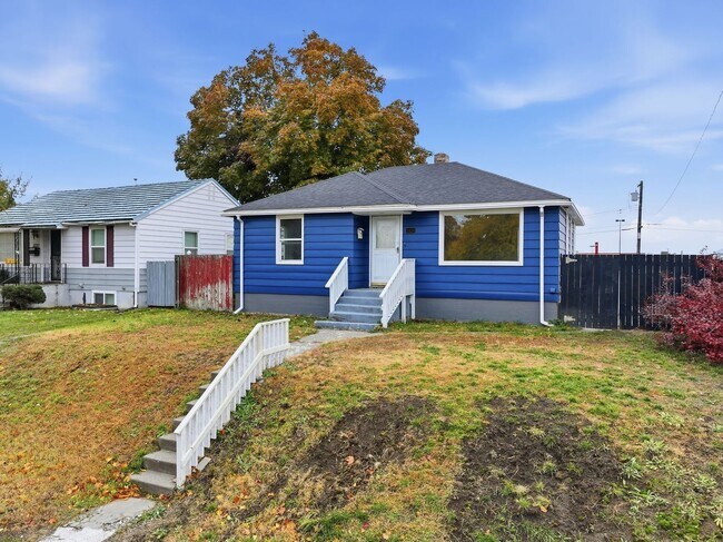 Building Photo - Charming 4 Bed, 2 Bath w/ Garage! *SPECIAL...