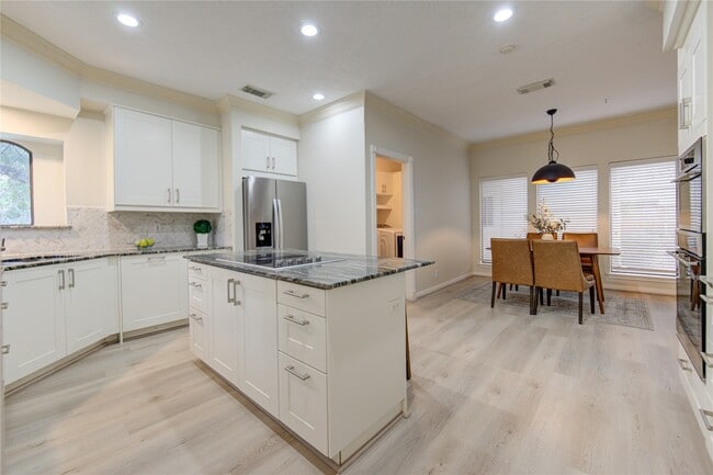 Building Photo - 714 Last Arrow Dr