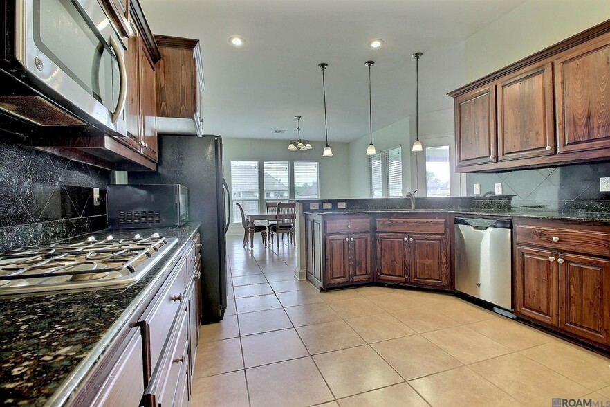 Building Photo - 20357 Chaumont Ave