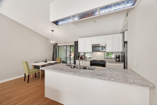 Building Photo - 2211 S Kirkwood Rd