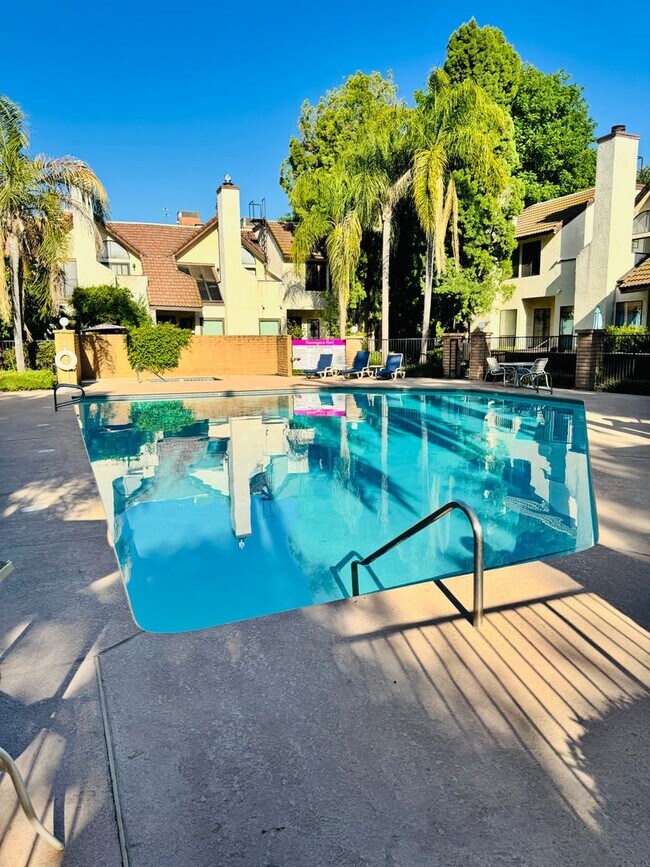 Building Photo - 2 Bedroom, 2 Bath Condo
