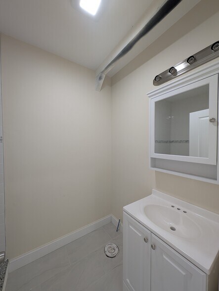 Building Photo - 5 Lowell Cir