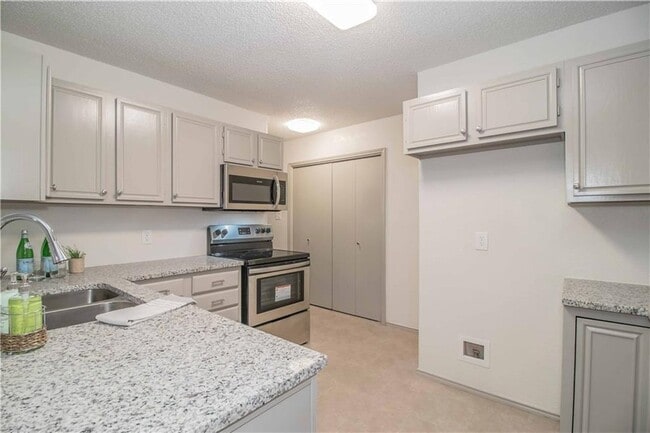 Building Photo - 6909 Bentley Ave