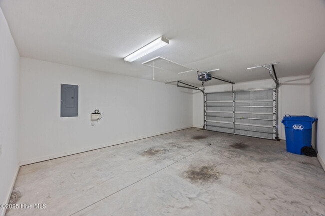 Building Photo - 408 Elsmore Dr