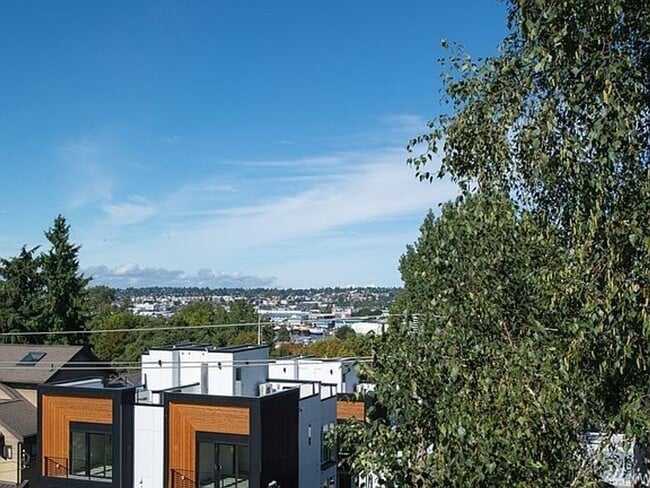 Building Photo - Beautifully Updated Queen Anne 2bd 2bath T...