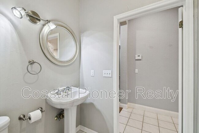 Building Photo - 6105 S Elkins Ave