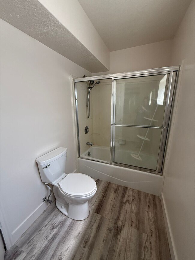 Building Photo - Dual-Living 6-Bed Rambler | 2 Kitchens & 2 Laundry Rooms!
