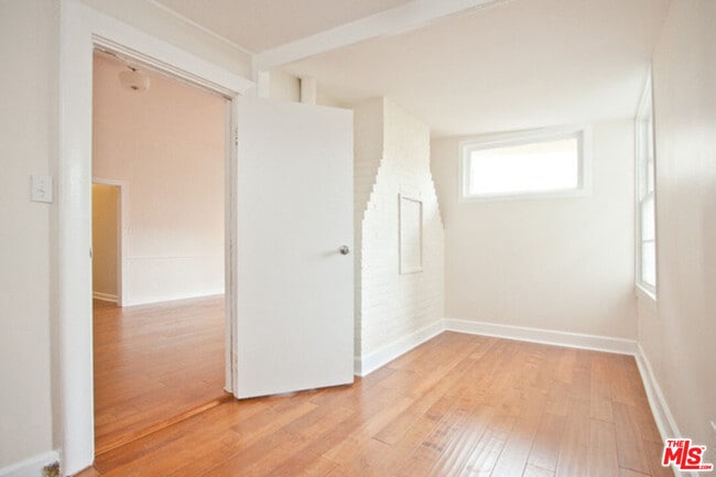 Building Photo - 153 Hollister Ave