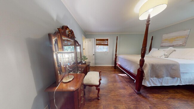 Building Photo - Super Cute One Level Home 1 mile from Toom...