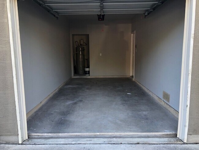 Building Photo - 7806 Kingsbury Wood