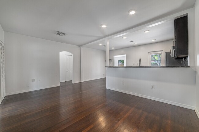 Building Photo - 942 Sunset Rd