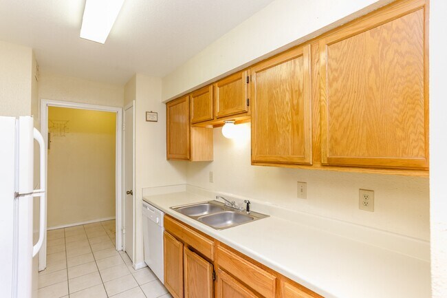 Building Photo - 9797 Leawood Blvd