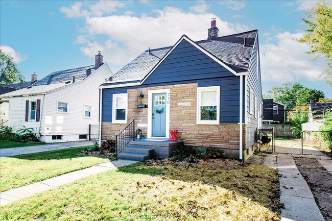 Primary Photo - Beautiful Bright 3B/1B Bungalow in Royal Oak