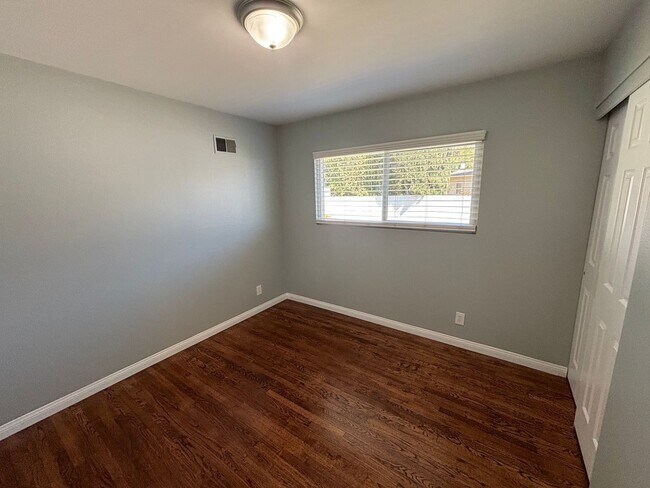 Building Photo - Clean and Upgraded 4 Bedroom Home Availabl...
