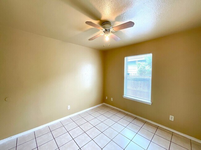 Building Photo - Convenient & Low-Maintenance Living Near St. Mary’s University!