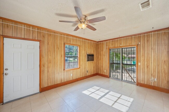 Building Photo - 421 Quebec Ave