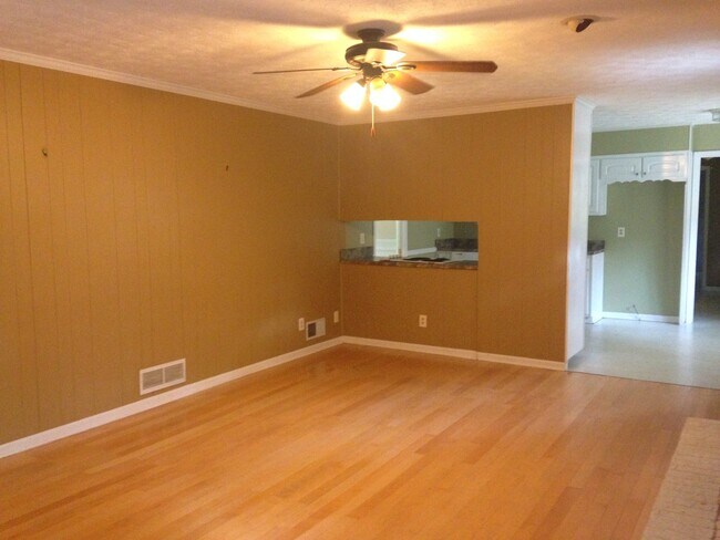 Building Photo - **ASK HOW YOU CAN MOVE IN WITH NO SEC. DEP.**105 Timberlane Trl: 3BD, 2BA brick ranch on level lo...