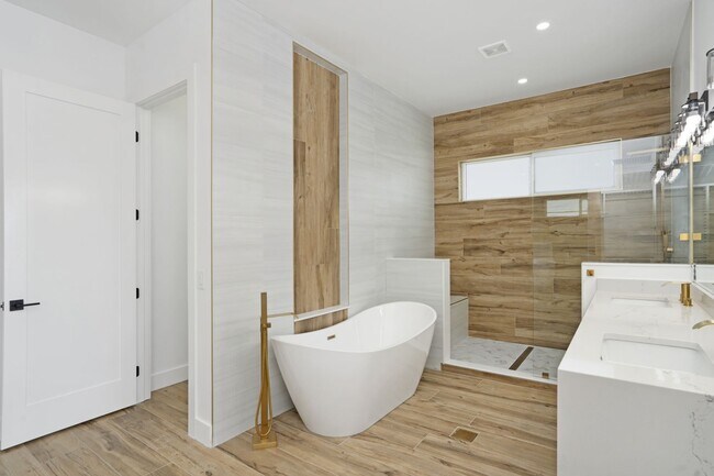 Building Photo - 5/3 Luxury Custom Home plus Boat dock, Pool and Stunning Views!!