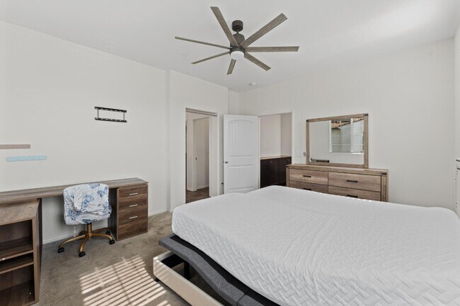 Building Photo - 30324 Town Square Dr
