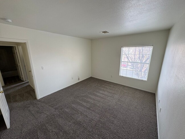 Building Photo - Awesome Three bedroom 2 1/2 townhouse in a...