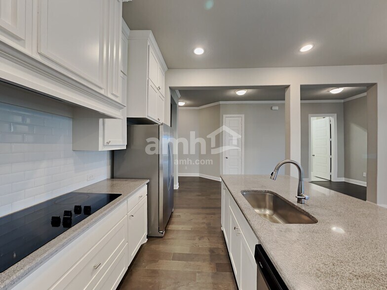 Building Photo - 448 Strait Ln