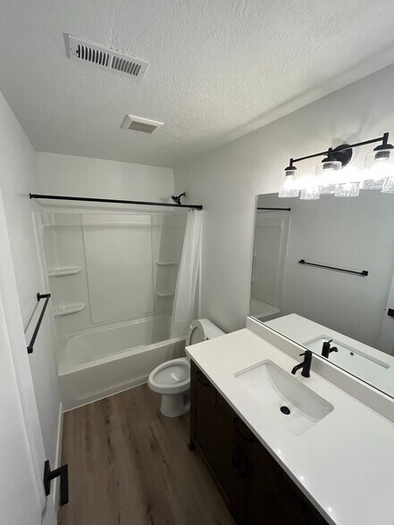 Building Photo - 520 S Orchard Dr
