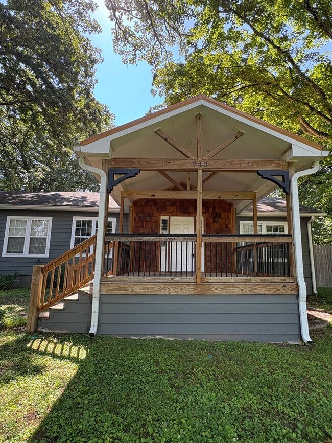 Building Photo - 4 Bedroom 2 Bath House