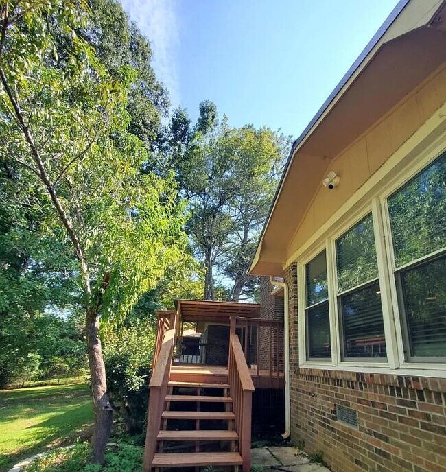 Building Photo - 504 Robin Ln