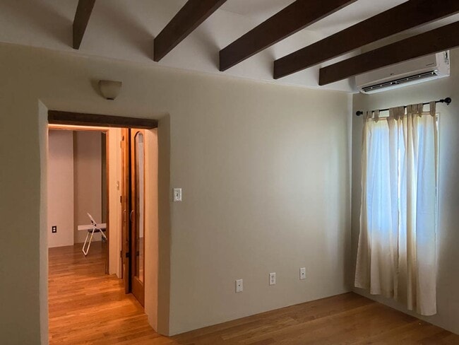 Building Photo - ABSOLUTELY DARLING 2 Bedroom  1 Bath DOWNT...