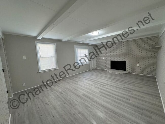 Building Photo - Fully updated 3 bedroom, 2.5 bath home in Monroe!