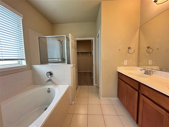 Building Photo - 15610 Whisper Woods Dr