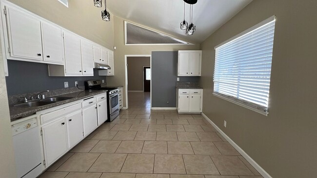 Building Photo - East Lancaster Home