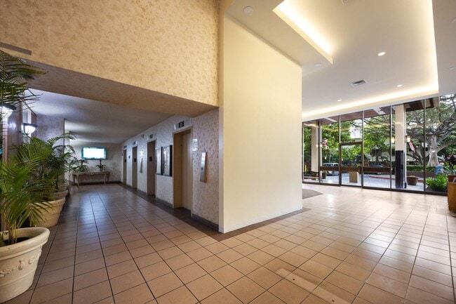 Building Photo - Luxury Waikiki Living with Panoramic Ocean & Sunset Views