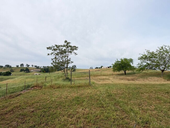 Building Photo - Secluded country home w/ 2-car garage