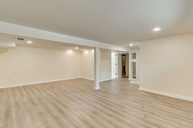 Building Photo - Charming 3+ BR single family home available now