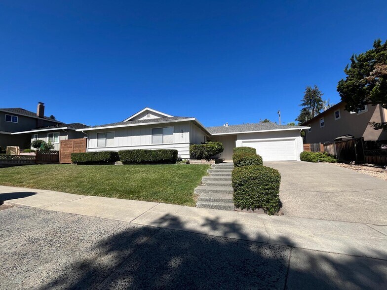 Building Photo - 5495 Taft Dr