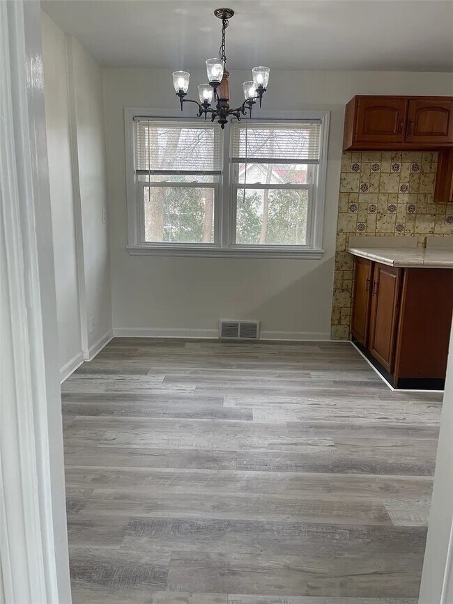 Building Photo - 705 Roosevelt Rd