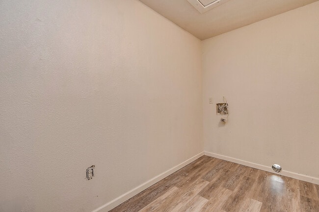 Building Photo - $1,450  3 Bedr/ 1 bath Beautiful Home in D...