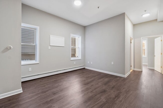 Building Photo - 162 Clerk St