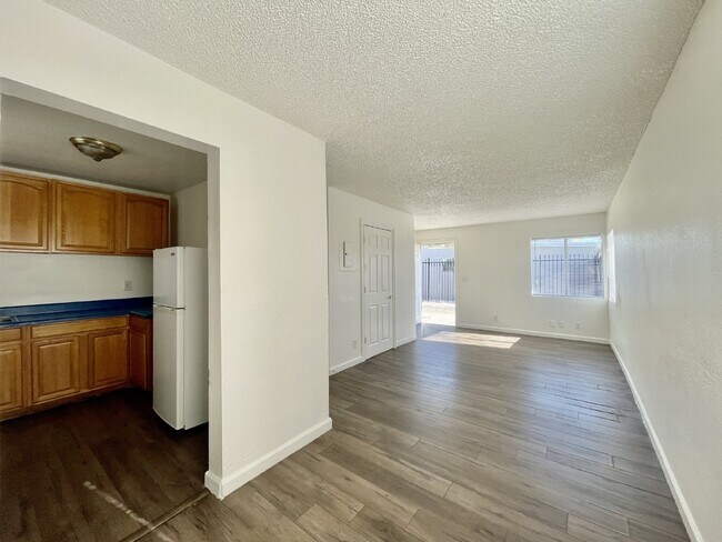 Building Photo - Single story 1 bedroom 1 bath condo availa...