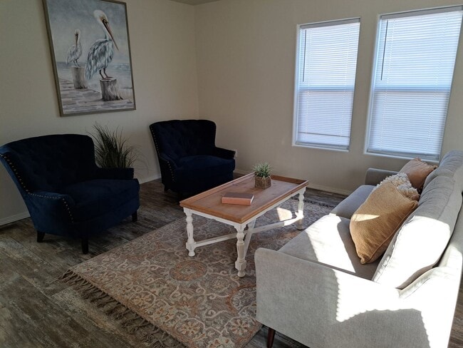 Building Photo - Updated Three Bedroom