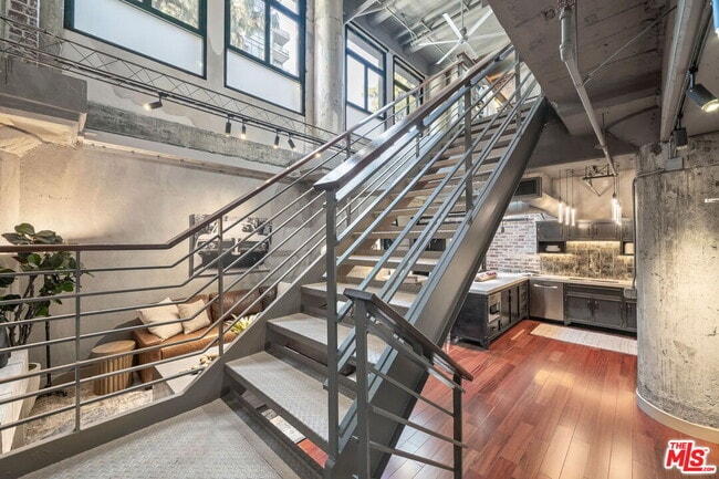 Building Photo - 330 W 11th St