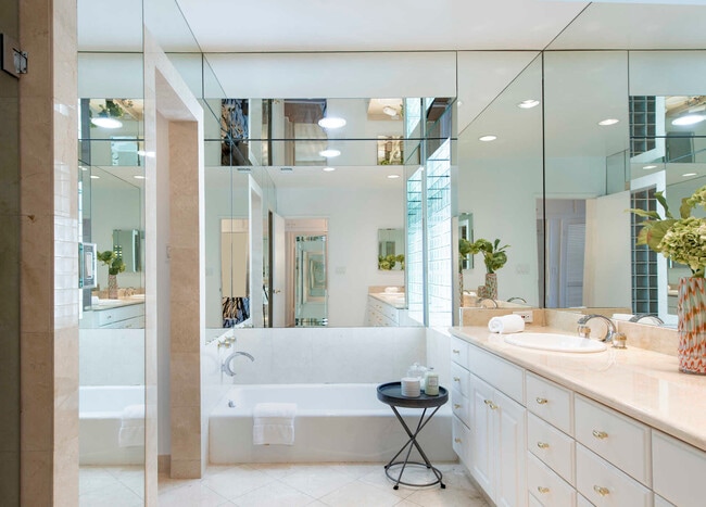 tub - 8811 Rising Glen Pl