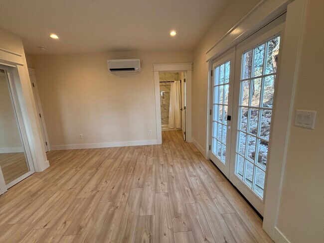 Building Photo - 480 SE Reed Market Rd