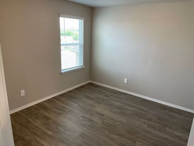 Building Photo - Get an A+ in Savings | $500 Move-In Credit + Beautiful 4-Bed, 2.5-Bath Home in Saint Hedwig