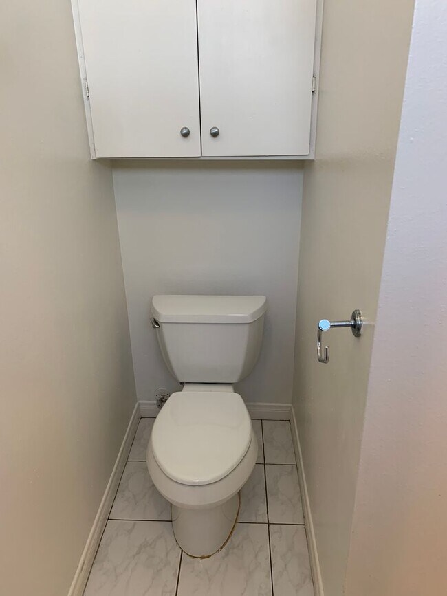 Building Photo - Bright, comfortable, and spacious one bedroom Condominium