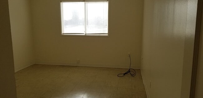 Building Photo - 1/2 OFF OCTOBER RENT