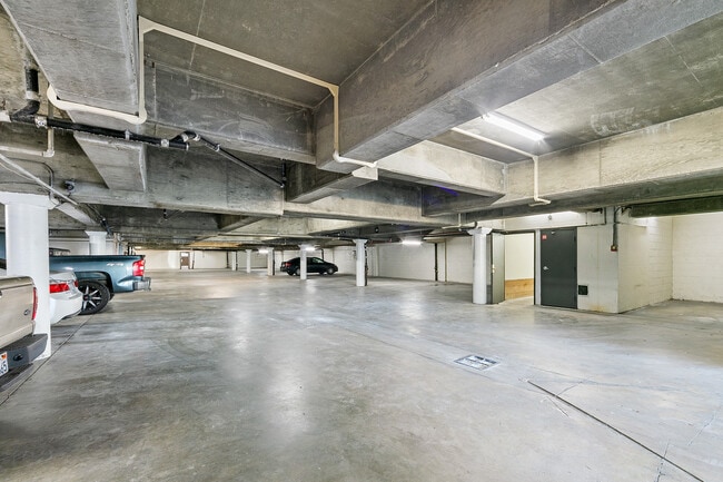 Building Photo - Skyview Apartments